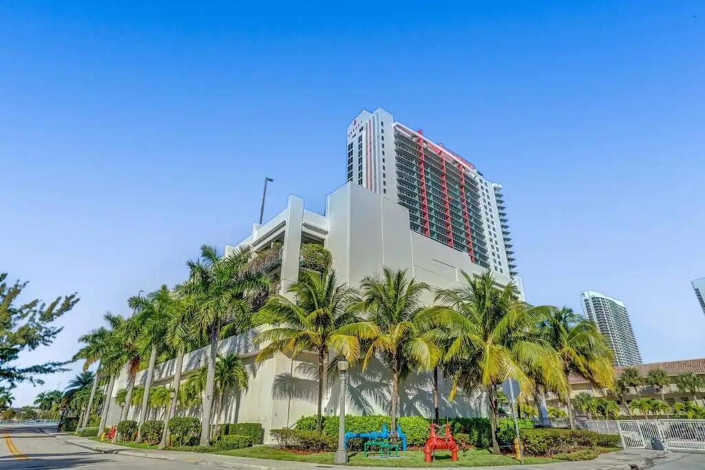 Lovely 2Bed 1Bath Condo With Private Balcony 18Th Floor Hallandale Beach Exterior photo