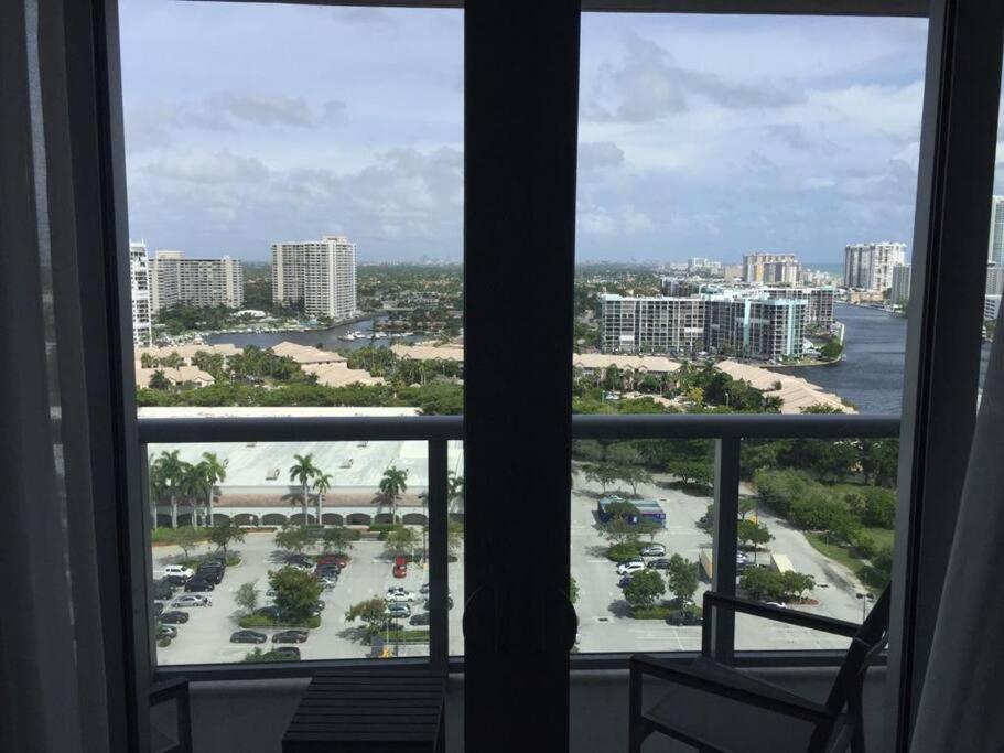 Lovely 2Bed 1Bath Condo With Private Balcony 18Th Floor Hallandale Beach Exterior photo