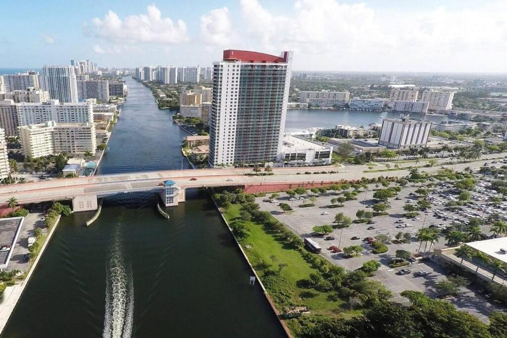 Lovely 2Bed 1Bath Condo With Private Balcony 18Th Floor Hallandale Beach Exterior photo