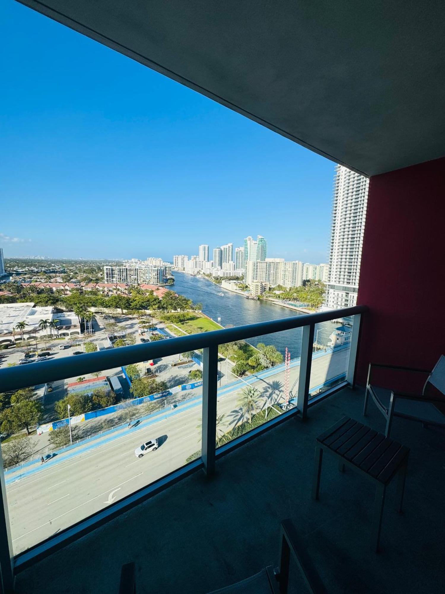 Lovely 2Bed 1Bath Condo With Private Balcony 18Th Floor Hallandale Beach Exterior photo