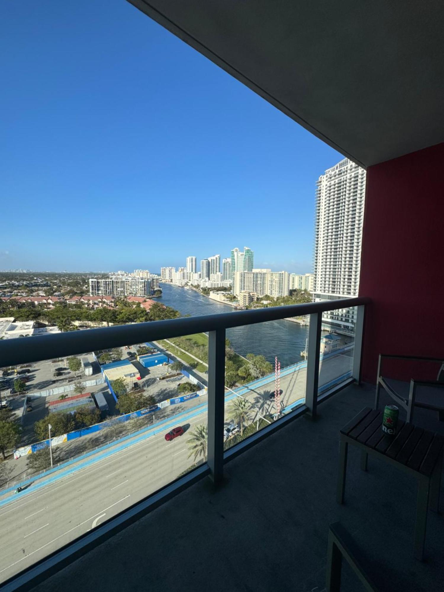 Lovely 2Bed 1Bath Condo With Private Balcony 18Th Floor Hallandale Beach Exterior photo