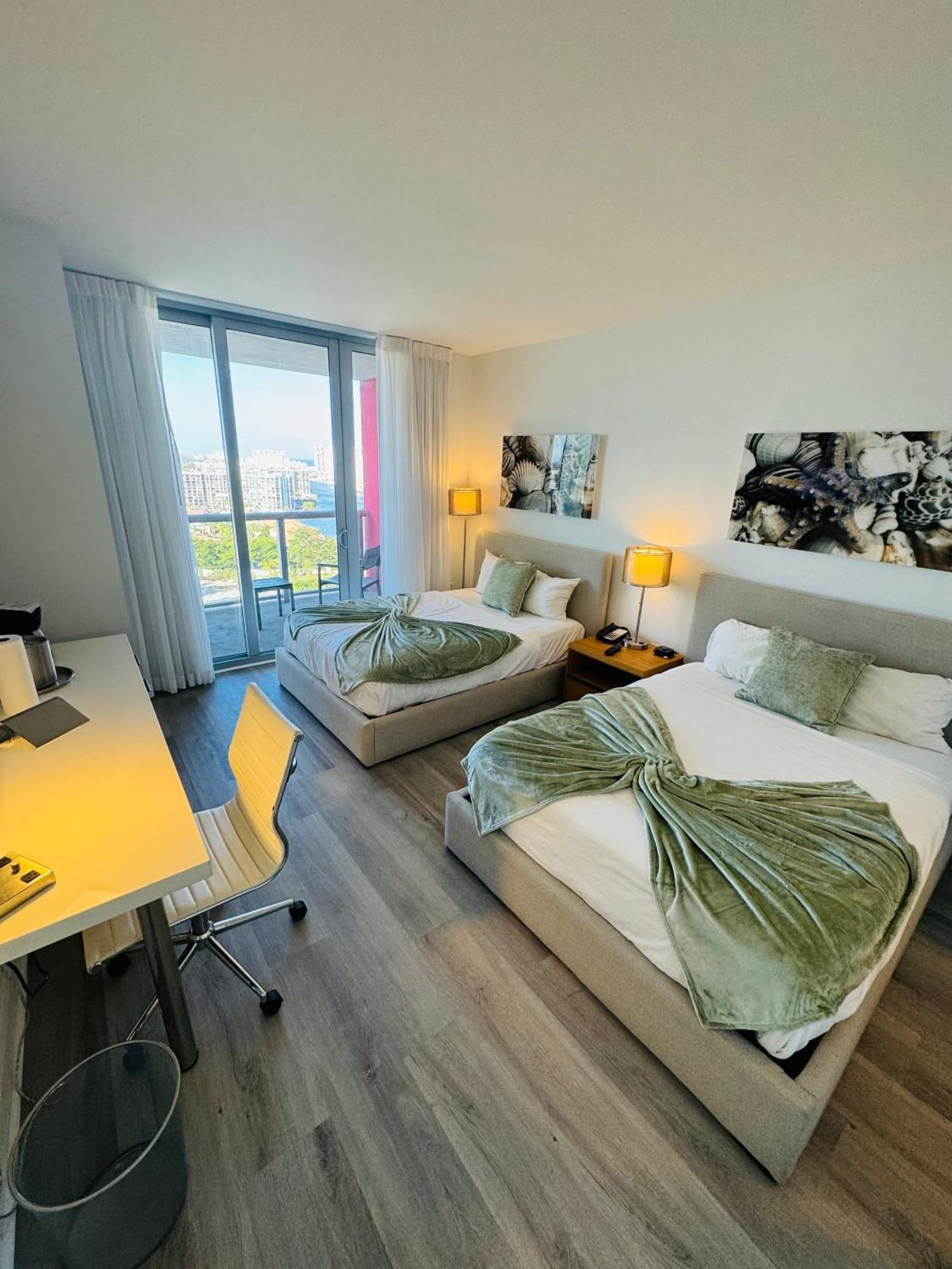 Lovely 2Bed 1Bath Condo With Private Balcony 18Th Floor Hallandale Beach Exterior photo