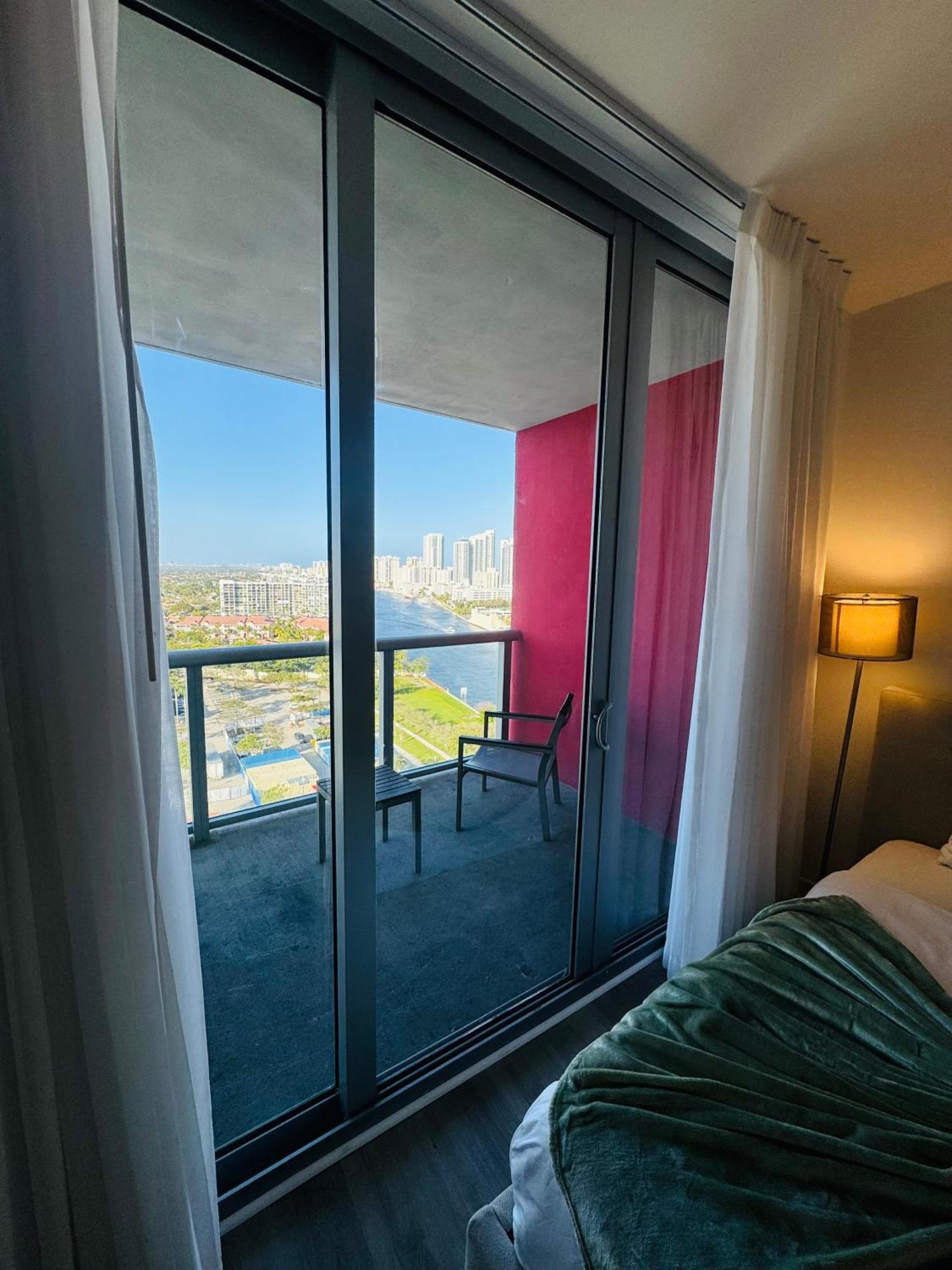 Lovely 2Bed 1Bath Condo With Private Balcony 18Th Floor Hallandale Beach Exterior photo