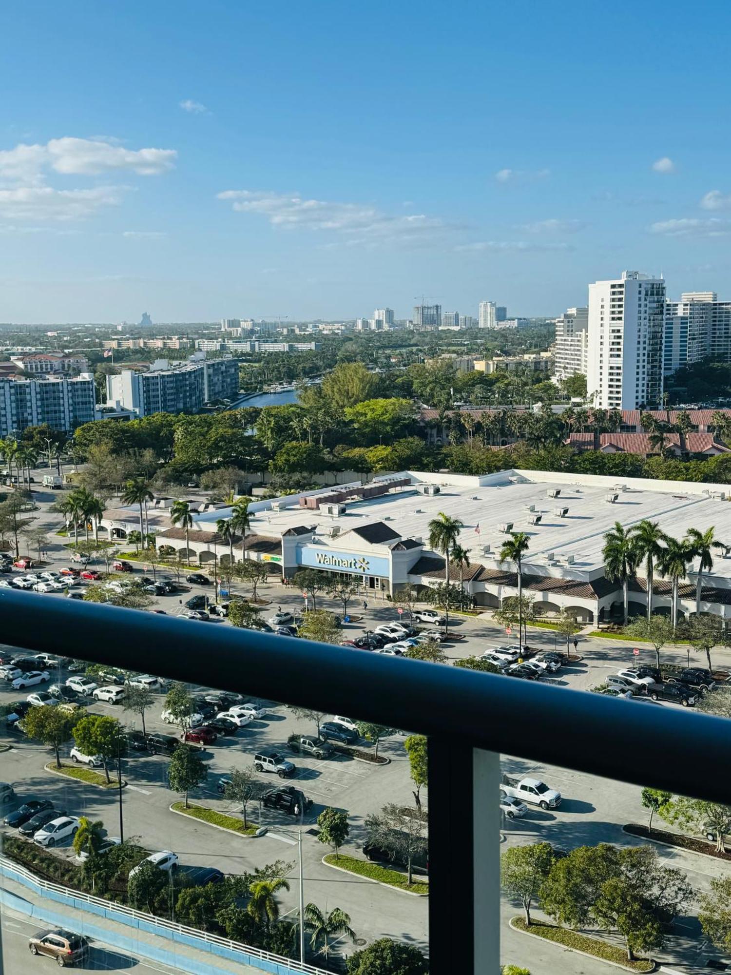 Lovely 2Bed 1Bath Condo With Private Balcony 18Th Floor Hallandale Beach Exterior photo