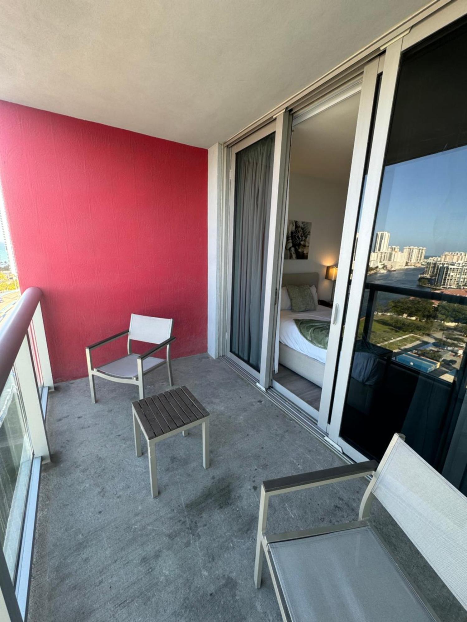 Lovely 2Bed 1Bath Condo With Private Balcony 18Th Floor Hallandale Beach Exterior photo