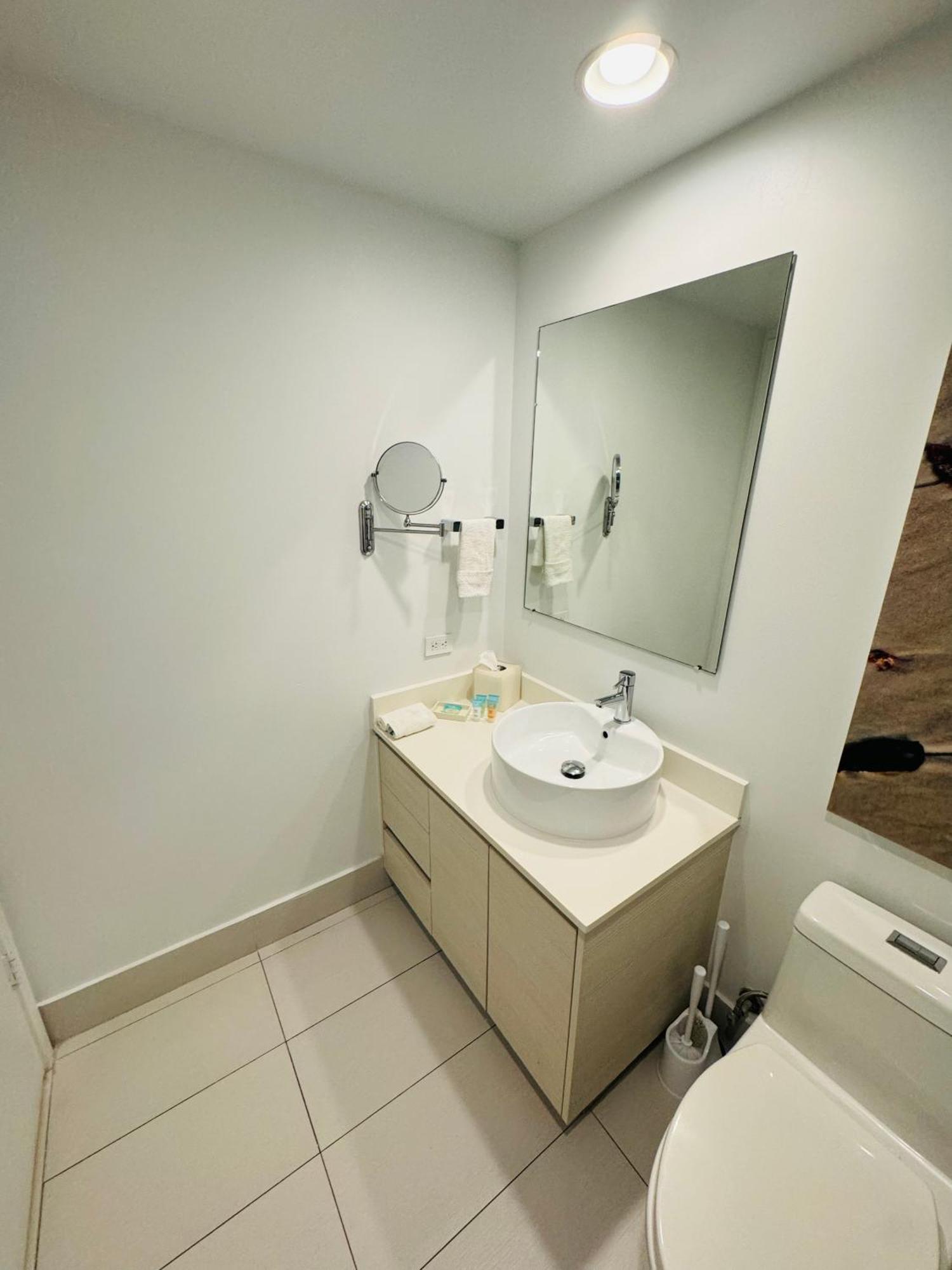 Lovely 2Bed 1Bath Condo With Private Balcony 18Th Floor Hallandale Beach Exterior photo